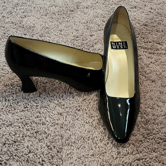 Nine West patent leather pump. - Picture 2 of 4